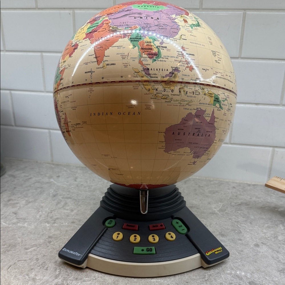 Exploratoy Geosafari World Interactive  Educational Globe. Works. Like New!